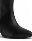 detalle del material sintético en botas negras para dama