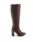 vista lateral de botas cafés para dama con tacón medio 8cm