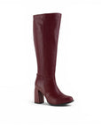 vista diagonal de botas vino para dama con cremallera y tacón medio 8cm para dama