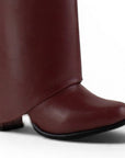 detalle del material sintético en las botas para dama color vino 2 en 1 con tacón