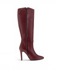 vista superior de botas vino para dama con tacón alto 11 cm y terminación en punta para dama