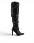 vista lateral de botas negras para dama con detalle plisado y tacón alto 11 cm