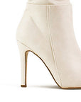 vista trasera del tacón de las botas beige para dama con tacón estilizado