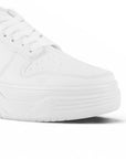 detalle del material sintético en los tenis blancos de plataforma gruesa para dama