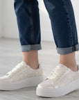 Tenis blancos perla con detalles de encaje cordones de satén y plataforma baja 5cm