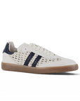 Vista diagonal de tenis beige con azul y detalles tejidos para dama de piso