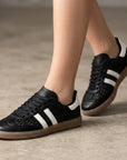 Tenis negros con blanco para dama y detalles tejidos de piso