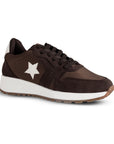 Vista diagonal del tenis café casual con estrella decorativa y plataforma baja 4cm en color blanco para dama