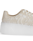 Vista trasera del tenis dorado con plataforma baja 5cm en color blanco y detalles bordados para dama