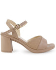 Vista lateral de zapatilla nude para mujer de diseño descubierto con tacón ancho de 8cm y pulsera ajustable