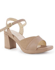 Vista diagonal de zapatilla nude de diseño descubierto para mujer con pulsera ajustable al tobillo y tacón medio de 8cm