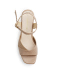 Vista superior de zapatilla nude para mujer con diseño descubierto punta cuadrada y pulsera ajustable
