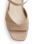 Vista de material cabra sintético en zapatilla beige para mujer de diseño descubierto con tacón medio de 8cm y pulsera ajustable