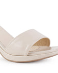Vista a detalle de punta cuadrada en zapatilla beige para mujer con pulsera ajustable y tacón medio de 8cm