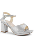 Vista diagonal de zapatilla plateada de diseño descubierto para mujer con pulsera ajustable al tobillo y tacón medio de 8cm