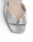 Vista de material sintético en zapatilla beige para mujer de diseño descubierto con tacón medio de 8cm y pulsera ajustable