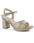 Vista diagonal de zapatilla dorada de diseño descubierto para mujer con pulsera ajustable al tobillo y tacón medio de 8cm