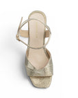 Vista superior de zapatilla dorada para mujer con diseño descubierto punta cuadrada y pulsera ajustable