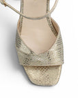 Vista de material sintético en zapatilla beige para mujer de diseño descubierto con tacón medio de 8cm y pulsera ajustable