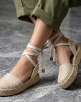 Alpargatas beige de plataforma baja 3cm destalonadas y ajuste con cintas para dama