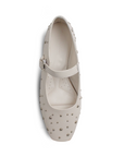 vista superior en balerinas beige con pulsera ajustable y estoperoles para dama de piso