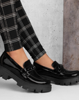 Mocasines negros para mujer con suela chunky tipo track, herraje decorativo y tacón bajo ancho de 4cm