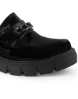 Vista de punta redonda en mocasín negro para mujer con herraje decorativo y tacon bajo ancho 4cm tipo chunky