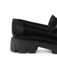 Vista trasera de tacón bajo ancho 4cm tipo chunky en mocasín negro para mujer de meter con herraje decorativo suela track