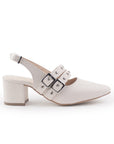 Vista lateral de zapatilla beige para mujer con tacón ancho de 6cm, punta fina y doble hebilla con estoperoles