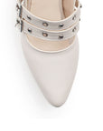 Vista de material cabra sintético en zapatilla beige para mujer con punta fina, estoperoles y tacón bajo de 6cm