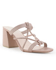 Vista diagonal de zapatilla nude para mujer con pedreria punta cuadrada y tacón 8cm de diseño descubierto