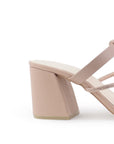 Vista trasera de tacón ancho de 8cm en zapatilla nude para mujer de diseño descubierto con pedreria