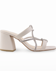 Vista lateral de zapatilla beige para mujer con tiras de pedrería punta cuadrada y tacón de 8cm