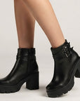 Botines negros para dama con doble hebilla metálica, plataforma y tacón medio 9cm.