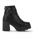 Vista lateral del botín negro con doble hebilla metálica, tacón medio 9 cm y plataforma para dama