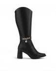 Vista lateral de bota negra para dama con cremallera, cadena decorativa y tacón medio 7 cm