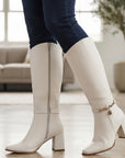 Botas beige con cadena decorativa en el tobillo y cremallera interna para dama de tacón medio 7 cm