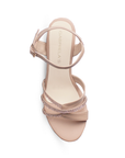 Vista superior de zapatilla de diseño descubierto para mujer con tiras de pedrería y pulsera ajustable color nude