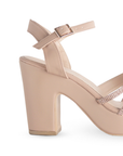 Vista trasera de tacón ancho medio de 10cm en zapatilla nude para mujer con tiras de pedrería plataforma y pulsera ajustable