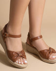 Sandalias cafés para dama con punta abierta y pulsera ajustable al tobillo, plataforma baja 5cm