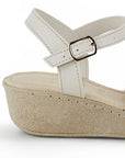 Vista trasera de la plataforma baja 5cm en la sandalia beige para dama con pulsera ajustable al tobillo, punta abierta