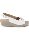 Vista lateral en sandalia blanca para dama con punta abierta y pulsera ajustable de plataforma baja 5cm