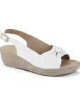 Vista diagonal de sandalia blanca para dama con pulsera ajustable, punta abierta y plataforma baja 5cm