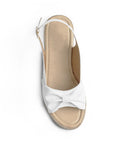 Vista superior de sandalia blanca, punta abierta, pulsera ajustable y con plataforma baja 5cm para dama
