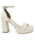 Vista lateral de zapatilla beige para mujer con diseño descubierto punta cuadrada y tacón bloque medio de 10cm