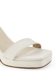 Vista a detalle de zapatilla para mujer con punta cuadrada ajustable con pulsera al tobillo y plataforma delantera en color beige