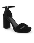 Vista diagonal de zapatilla negra para mujer con punta cuadrada ajustable con pulsera al tobillo y tacón de 10cm