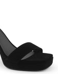 Vista a detalle de zapatilla para mujer con punta cuadrada ajustable con pulsera al tobillo y plataforma delantera en color negro
