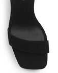 Vista de material buck en zapatilla negra para mujer con punta cuadrada, pulsera al tobillo y tacón de 10cm