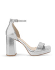 Vista lateral de zapatilla plata para mujer con diseño descubierto punta cuadrada y tacón bloque medio de 10cm